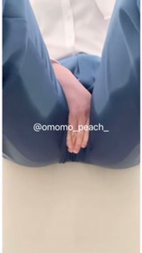 【クレーム対応の電話が長引いておもらし】#omorashi #peeaccident #desperation wetting #pee desperation