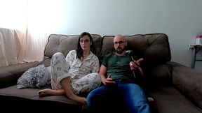 passei a fase do jogo pra ela e em troca fodi ela no pelo ate encher a buceta de leite