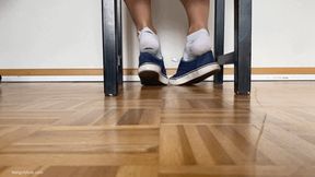 SHOEPLAY WITH SNEAKERS UNDER THE CHAIR - MP4 Mobile Version