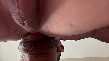 Eu amo quando chupa meu cusinho antes de foder. Você chuparia e jogaria leite dentro?