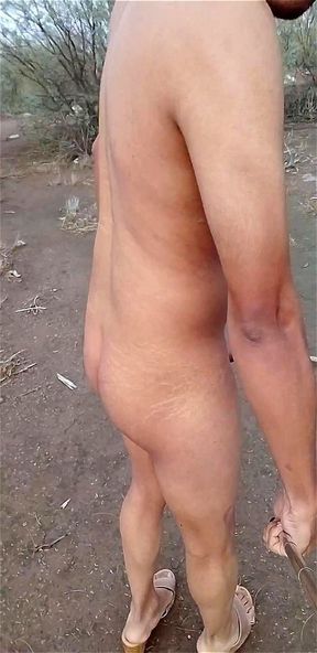 pequeña con sandalias le gusta grabarse desnuda en publico muy caliente disfrutala