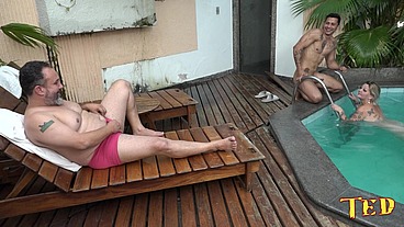 Festa na beira da piscina com Ted e seus amigos - Kelly Castro - Hector Vanille