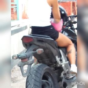 Gostosa na moto