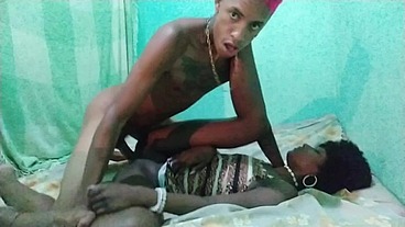 minha pretinha disfarçou não queria ir embora deito na minha cama com olho fechado sem calcinha na hora que eu fiquei cheio de tesão o meu gostoso ainda gozei dentro