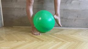 KIRA PLAYS WITH BIG BALLOON - MP4 HD