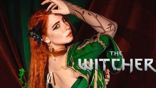 Närbild Hentaifilm: Bystig Triss Merigold Cosplayer från The Witcher utför avsugning