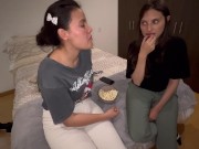 Mi cuñada tiene sexo conmigo otra vez mientras vemos una película solitas...