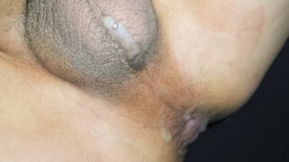 Nahaufnahme eines selbstgedrehten Films von amerikanischen Amateuren, die einen analen Creampie bekommen