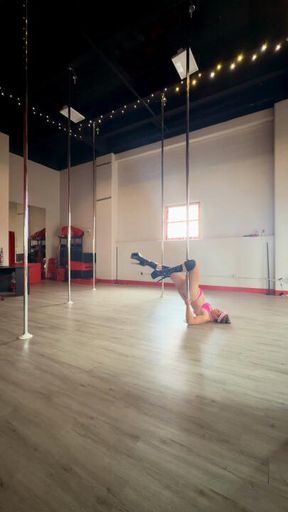Super sexy pole routine 🥵