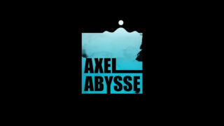 Axel Abysse menikmati aksi masturbasi ekstrem dengan bokongnya yang montok.