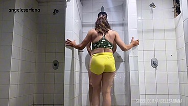 Sexo anal en los vestuarios con joven+18 maleducado pero dotado .