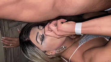 Coroa deixou minha amiga gravar ele me arrombando na cabine de swing