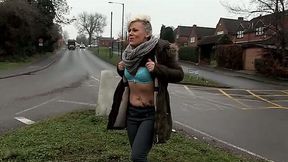 Kinky woman goes to pee in broad daylight