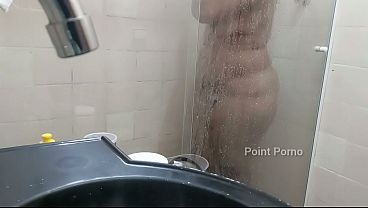 Madrasta estava tomando banho e pedi pra tomar manho junto com ela ela tomou at&eacute_ no cu