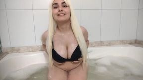 tomando aqule banho gostoso de espuma sozinha queria tanto uma comphania