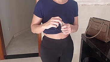 Comi a faxineira gostosa que minha mulher contratou para limpar nossa casa