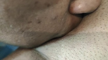 Amigo do meu marido chega enquanto ele está trabalhando... E eu fodo com ele gostoso na sala