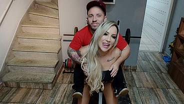 Morena dominante conduzindo as amigas por um caminho sem volta