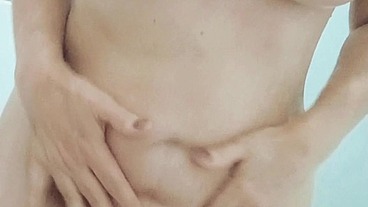 Coroa se depilando no banheiro enquanto corno do marido saiu para trabalhar.
