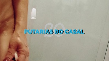 Coroa se depilando no banheiro enquanto corno do marido saiu para trabalhar.