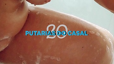 Coroa se depilando no banheiro enquanto corno do marido saiu para trabalhar.