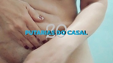 Coroa se depilando no banheiro enquanto corno do marido saiu para trabalhar.