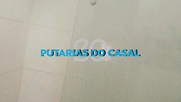 Coroa se depilando no banheiro enquanto corno do marido saiu para trabalhar.