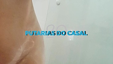 Coroa se depilando no banheiro enquanto corno do marido saiu para trabalhar.