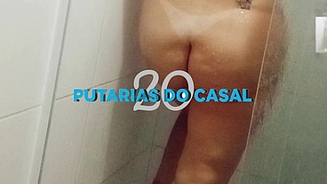 Coroa se depilando no banheiro enquanto corno do marido saiu para trabalhar.