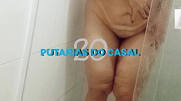 Coroa se depilando no banheiro enquanto corno do marido saiu para trabalhar.