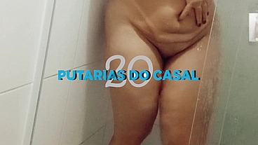 Coroa se depilando no banheiro enquanto corno do marido saiu para trabalhar.