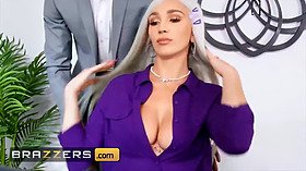 (Kendra Sunderland) gets a sole massage a enormous black cock by her accomplice (Isiah Maxwell) - brazzers
