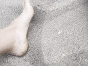 Pies caliente en la playa con mi polla