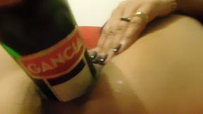 me tomo un gancia asi sin limon como viene con botella