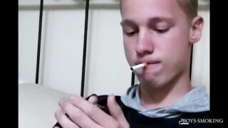 Masturbace, výstřiky, kouření – fetiš film s amatérskými gay děvkami análně souložit