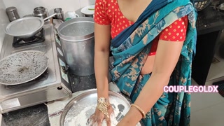 Komal raste par moot rahi thi use kichen m lajakar thoka