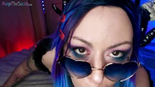 Succubus-Cosplayerin nimmt einen Deepthroat-Dildo und bringt sich selbst zum Orgasmus