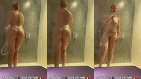 me masturbant dans les douches d’un spa public