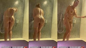 me masturbant dans les douches d’un spa public