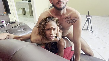 filha de 19 anos de meu patrão me deu o cuzinho dela no escritório do pai