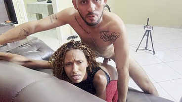 filha de 19 anos de meu patrão me deu o cuzinho dela no escritório do pai