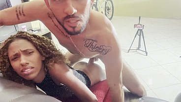 filha de 19 anos de meu patrão me deu o cuzinho dela no escritório do pai