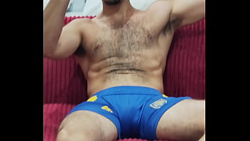 Provoca&ccedil_&atilde_o com o cal&ccedil_&atilde_o de futebol azul