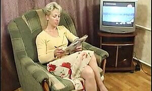 Reife blonde Hure in Dessous wird anal gefickt