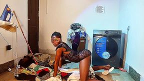 Housemaid gives a phat ass twerk show before getting creampied