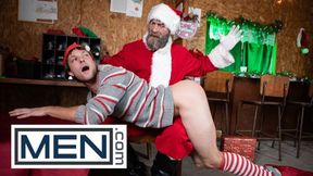 Hot - Benjamin Blau reitet eine neue Weihnachts Toy vor Papa Kuchen und reitet ihn stattdessen