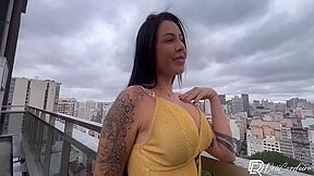 Morena Gostosa Faz Boquete Na Sacada Com Estranho Que Conheceu No Hotel