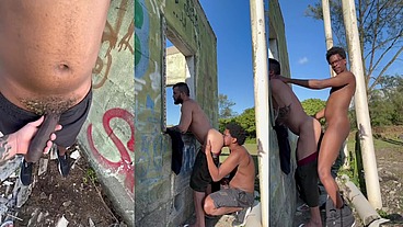 Comi o musculoso na casa abandonada