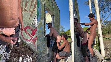 Comi o musculoso na casa abandonada