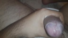 Joven se masturba en el ba&ntilde_o